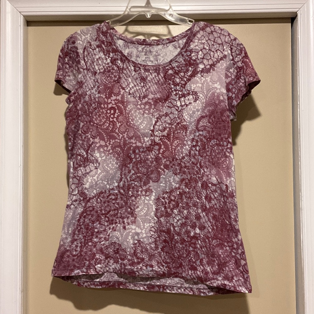 Daisy Fuentes Women's Short Sleeve Lace-Print Tee in Mauve, gray, dusty rose